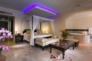Poolside Romance Suites at TRS Turquesa Hotel 